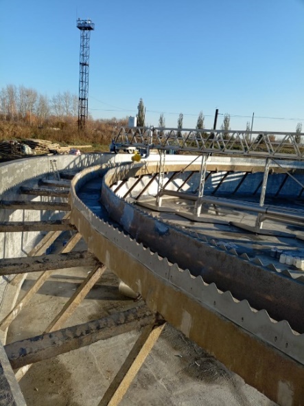 Лоток внутри отстойника в ходе капитального ремонта